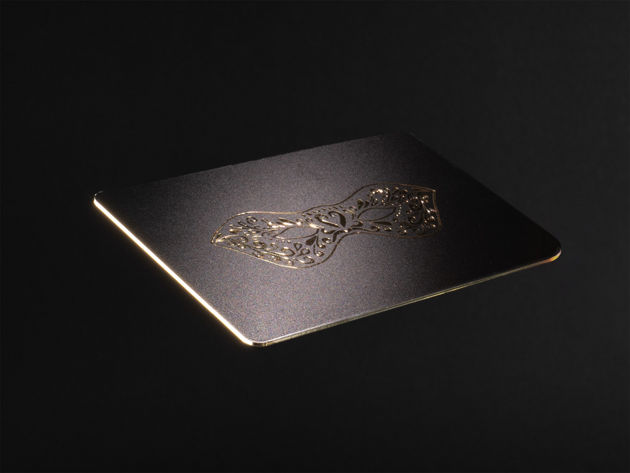 schwarzmatte Plastikkarte mit goldenem Metallrand und goldener Heißfolienprägung